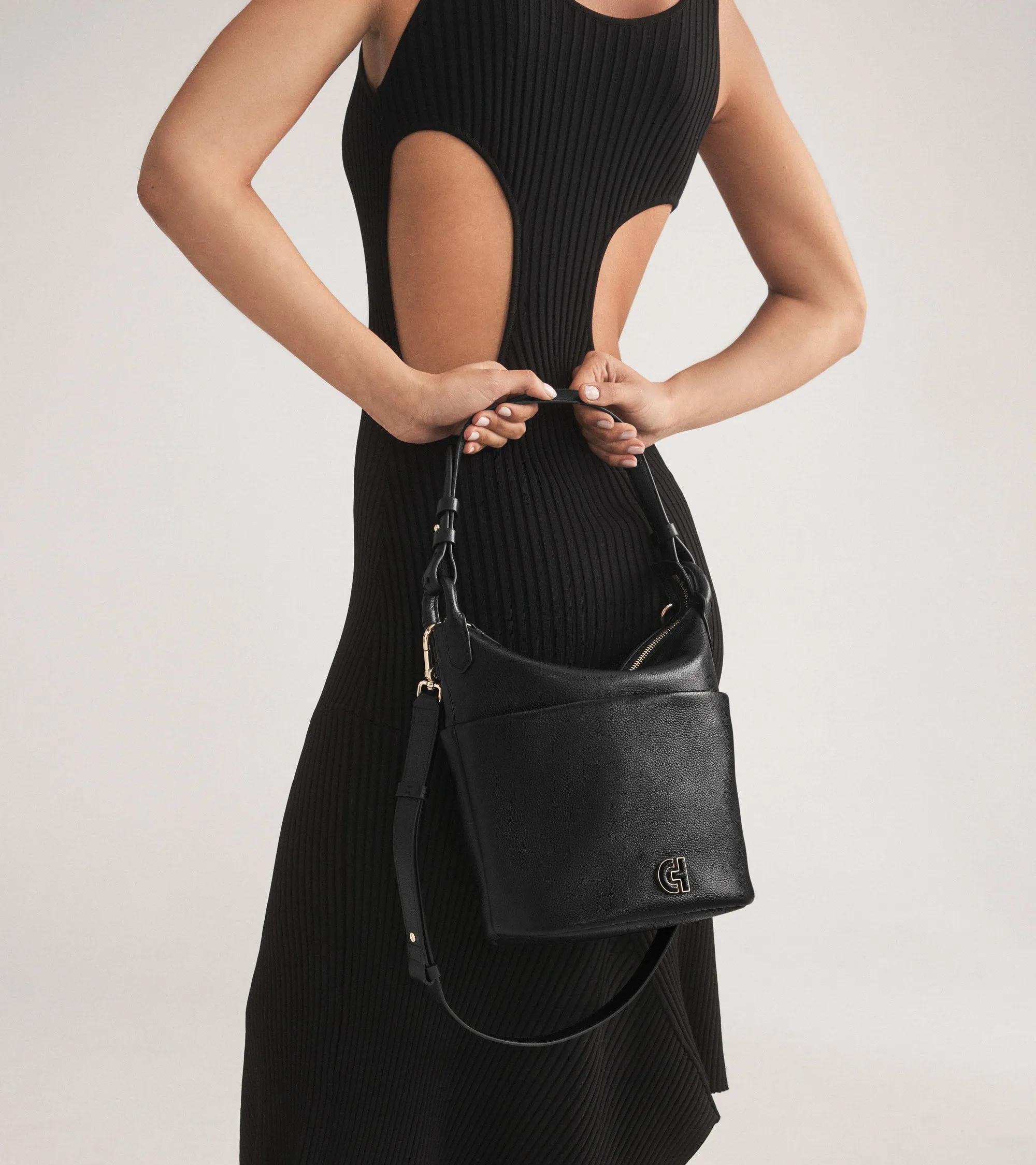 Сумка Essential Soft Bucket Bag