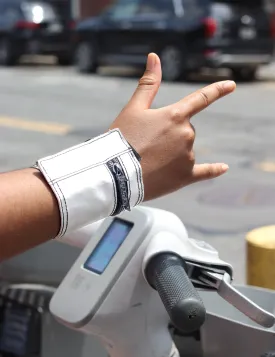 80's Wrist Wallet | Reflective Silver